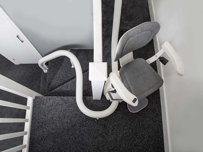 instalar-silla-salvaescaleras-curva